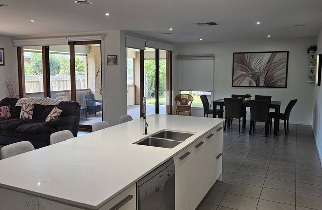 1 minute to parks waterways bike and walking trails. 3 minutes to Lonsdale Golf