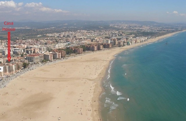 1 minute walk to the beach. Great garden. The best location