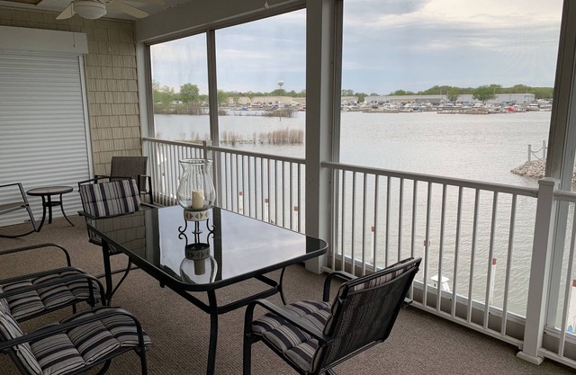 #B - Bord de mer de construction plus récente avec quai et terrasse fabuleuse (8 personnes)
