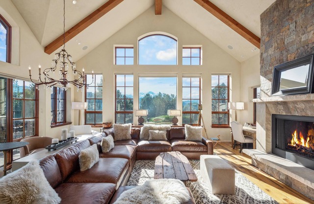 1 Of A Kind Cozy Mountain Retreat Boasting A+ Location And Breathtaking Views.