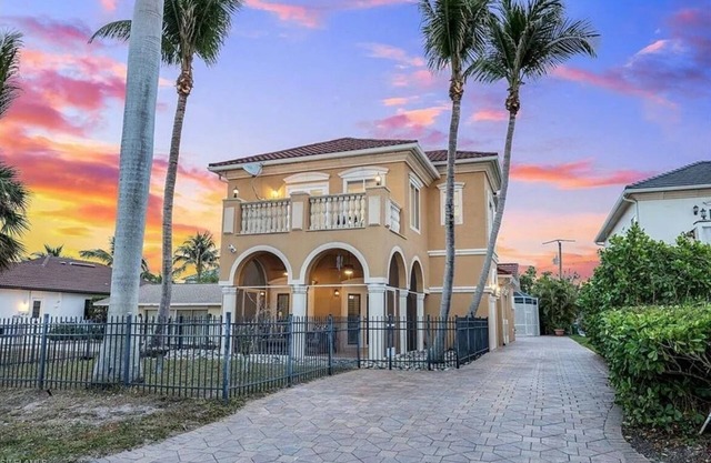 1 OF THE CLOSEST NAPLES PARK HOMES 2 THE BEACH/RENOVATED/5BR/POOL/BIKES/GAMEROOM