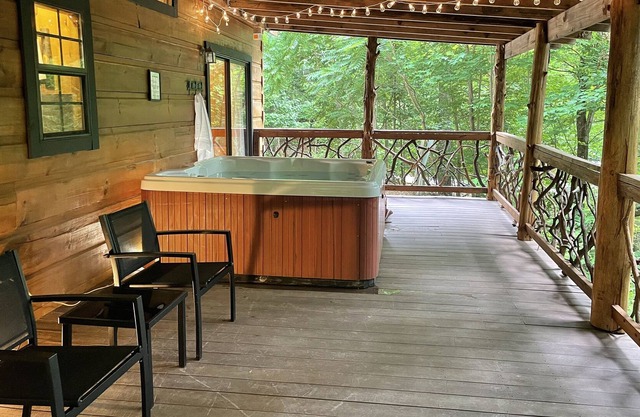 1 Peaceful Cabin with private Hot tub in Saluda NC