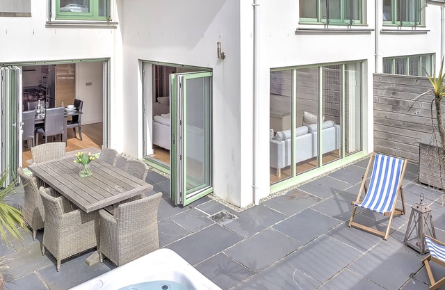 1 POINT VIEW - Luxury Apartment with Private Hot Tub / near Croyde Bay