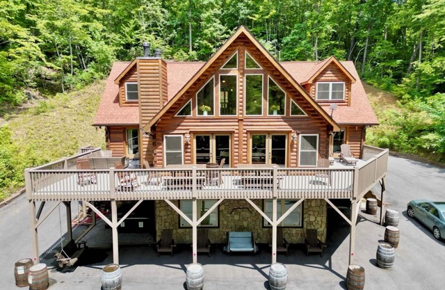 #1 PRVT. BLACK-MT. LUX LOG ESTATE. / HOT TUB / GAME RM / PETS / 2 FIRE PL. 6/6.5