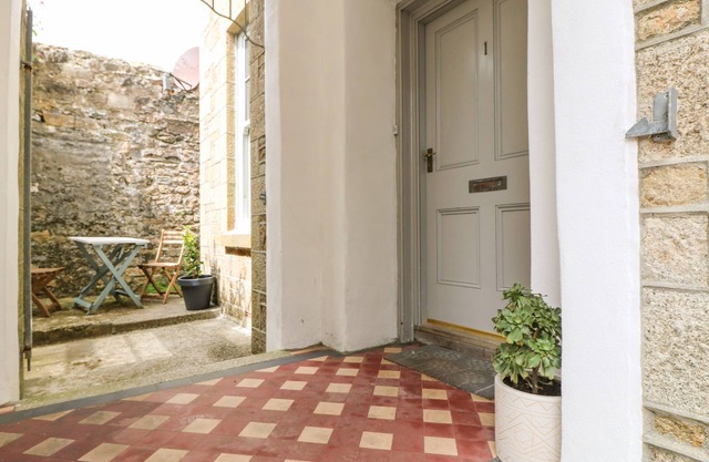 1 REGENTS MEWS, pet friendly, character holiday cottage in Penzance