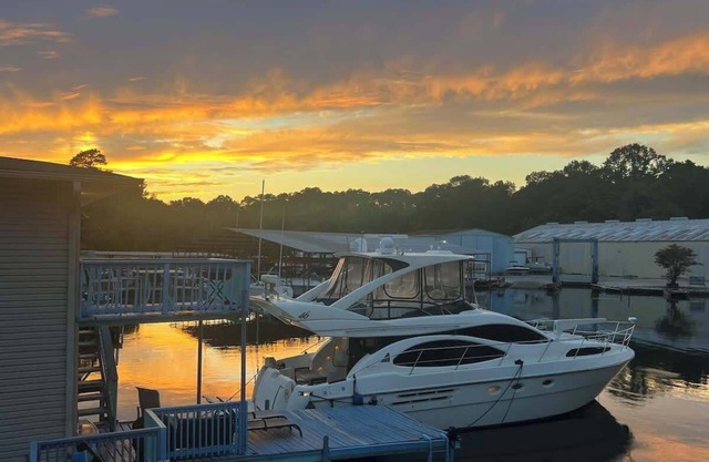 #1 PET FRIENDLY! PONTOON/KAYAKS AVAILABLE! STUDIO CONDO CLOSE TO TOWN & MARINA!