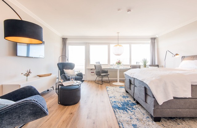 1-room apartment with direct sea view and approx.