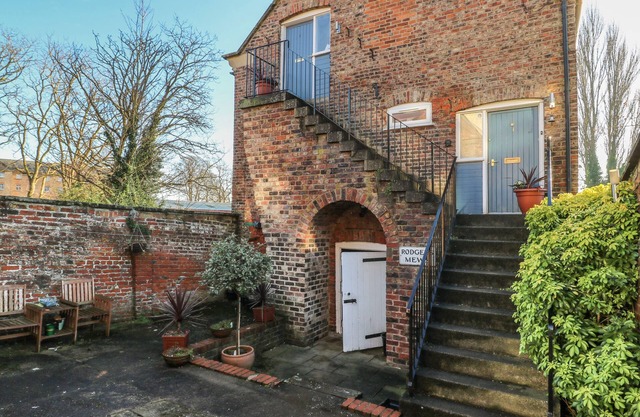 1 RODGERS MEWS, romantic, character holiday cottage in Malton