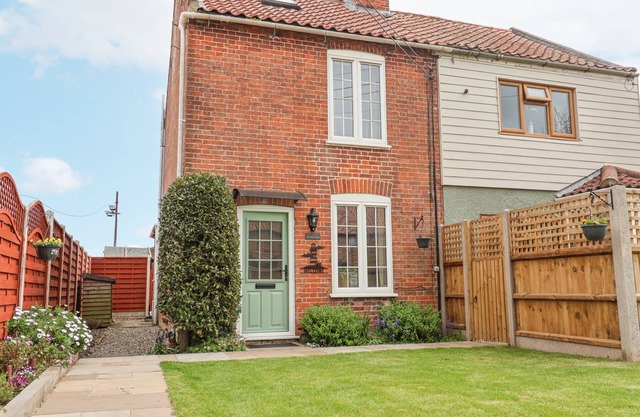 1 RUMSBY COTTAGES, pet friendly, with open fire in Kessingland