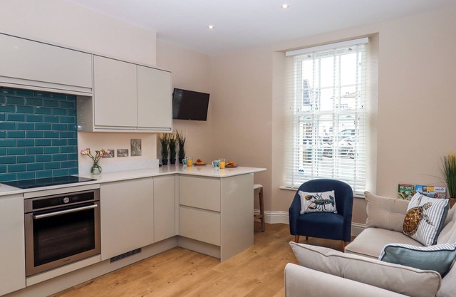 1 SEA OTTER HOUSE, pet friendly in Teignmouth