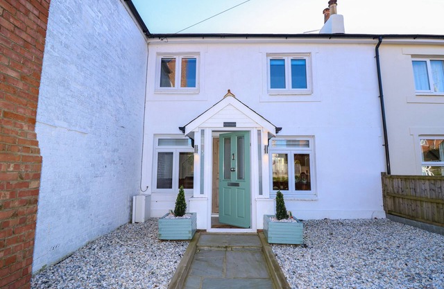 1 STAR COTTAGES, pet friendly, with a garden in Freshwater