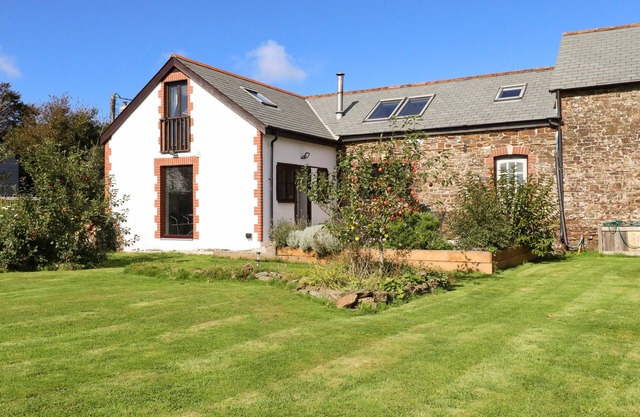 1 STIBB BARNS, pet friendly, luxury holiday cottage in Kilkhampton