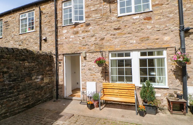1 THE STABLES, pet friendly, with a garden in Alston