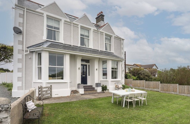 1 TIRIONFA, pet friendly, country holiday cottage in Trearddur Bay