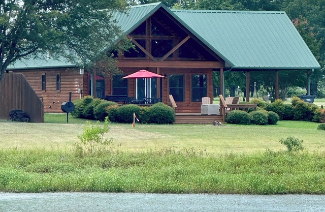 #1 Top-Rated Waterfront Lodge on Lake Fork Pet Friendly