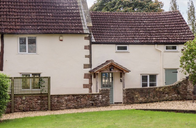 1 WHITE HOUSE COTTAGES, pet friendly, with open fire in Lea