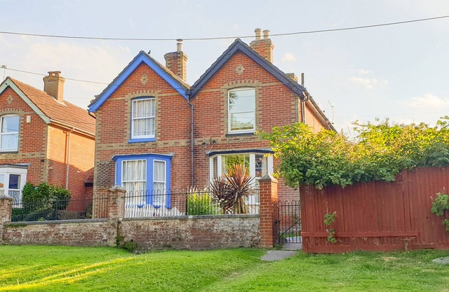 1 WILLOW COTTAGES, pet friendly, with a garden in Freshwater