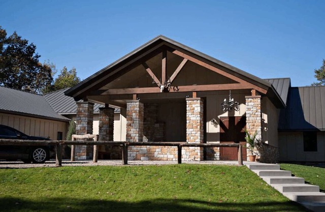 10.000 m² Ft. Full Service Lodge sur un ranch privé clôturé de 1 300 acres