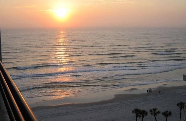 * DAYTONA BEACH * GRANDS PRIX À L'AUTOMNE * ENTIÈREMENT RÉNOVÉ * 2 LITS / 2BA * ENTRETENU * VUES