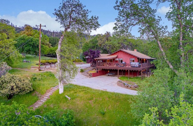 10-acre Forest Villa, 20 miles from Yosemite South