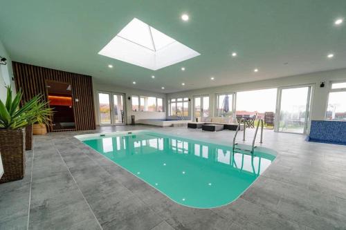 10 Bed Villa Sleeps 27 -Pool & Hot tub -Wood fire