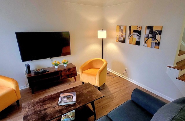 Yellow Harmony Spacious Home Near Cleveland Clinic & Downtown Cleveland