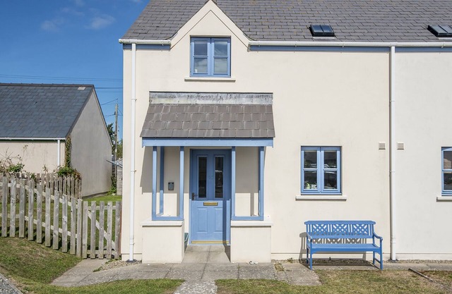 10 Green Meadow Close, holiday property Marloes, Sleeps 4, 3 bedrooms, bathrooms