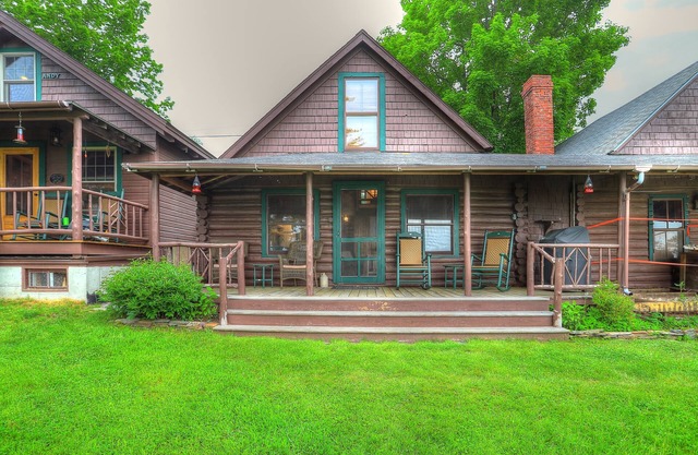 10 Haines Landing - We love this classic cabin! Pet friendly and gorgeous views!!