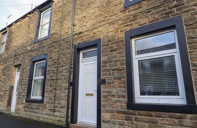 10 HAW GROVE, pet friendly, with hot tub in Hellifield
