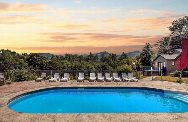 10 Locust Lane | Sleeps 32, Pool, Hot Tub, 15 BDRM