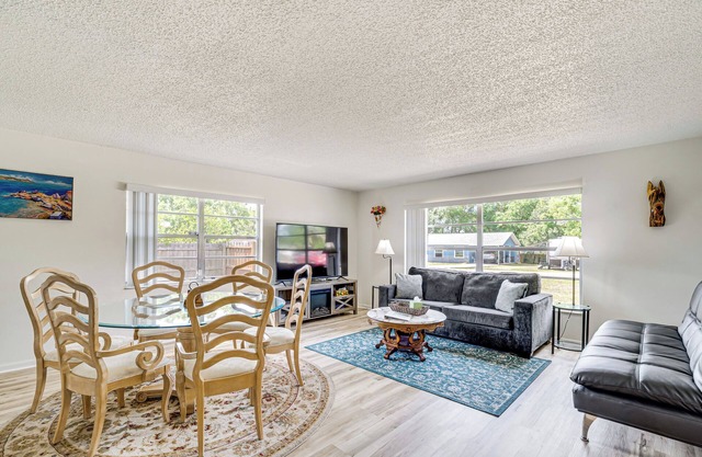 10 Mi to Dtwn Ocala: Dog-Friendly Home w/ Fire Pit