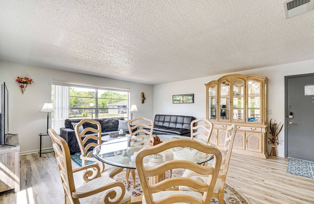 10 Mi to Dtwn Ocala: Dog-friendly Home w/ Fire Pit