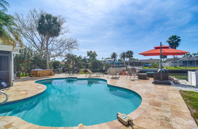 10 Mi to Dtwn: Waterfront Home in Tampa w/ Hot Tub