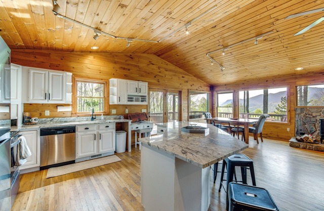10 Mi to Waynesville: Cabin w/ Hot Tub & Mtn Views