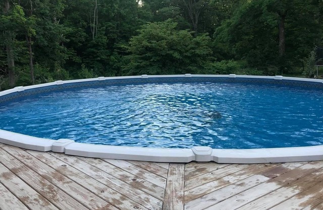 10 min from IU. Feel at home at Bexy Retreat. Pool, Decks, Small Pet Friendly!