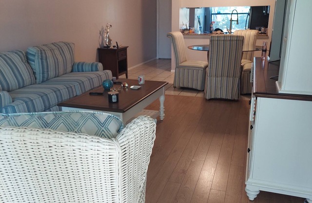 10 min from MCO, airport, 15 min to Disney! Enjoy golf, pickleball, gated condo