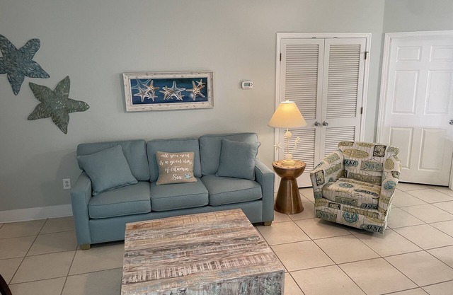 < 10 min. to beach, trails & The WHARF! (dog friendly)
