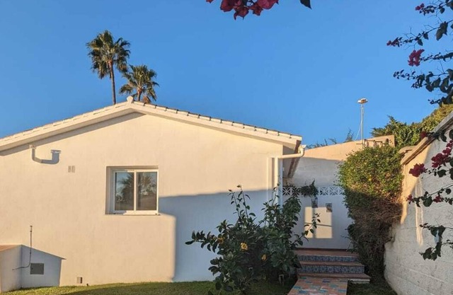 10 minute walk to beach & grocery stores! Quiet location with multiple sea-views