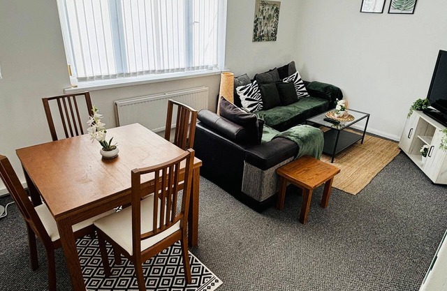 10 minute walk to City Centre, spacious 4 Bedroom, 2 Bathroom & Free Parking!