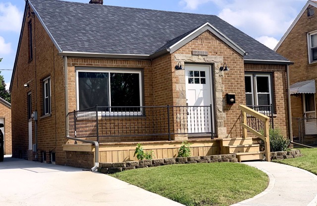 10 minutes from Downtown Toledo!! Cozy 2bed, 2bath, game room, propane fire pit