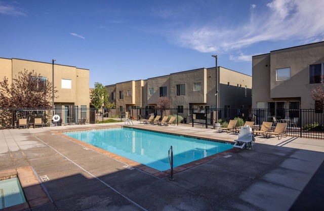 10 Minutes to Arches NP I Close to Downtown Moab | Garage I Pool and Hot Tub