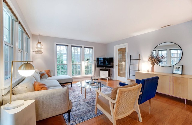 10 minutes to Downtown! Large urban cottage in the woods w/ study in Mt Lookout