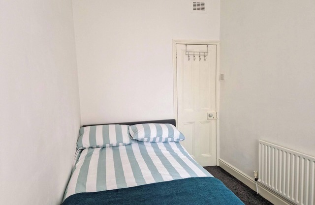 10 minutes to the beach! Cosy 2 bed flat with free parking. Pet-Friendly!