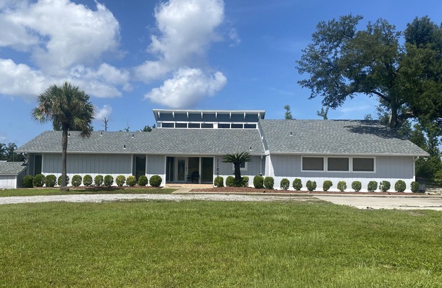10% of a weeks stay pet friendly big backyard. Plenty of room for everyone!!