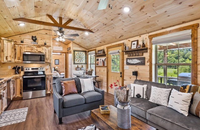 10% off! Secluded Farmhouse Chic Cabin-HotTub-Firepit-Cornhole-Arcade-Pets OK!