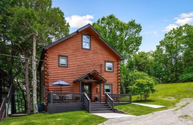 10 Person Lodge - 2 Floors and a 3rd floor loft, entertainment room, full kitchen