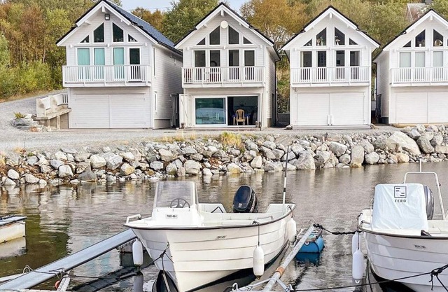 10 person holiday home in Brattvåg