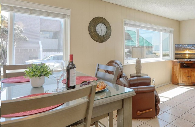 Dix étapes à la plage. Vues magnifiques! Niveau inférieur deux chambres deux condo de bain