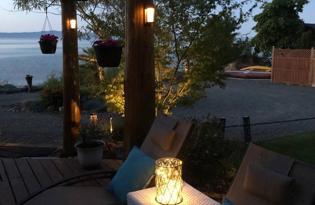sleeps14 Beachfront Log Home, hot tub, watercraft clam/oysrer many hiking trails