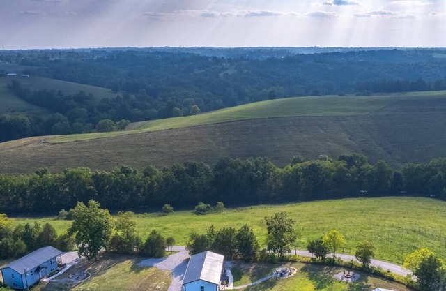 100 Acre Relaxing Retreat Near ARK- Four Houses Sleeps 36!